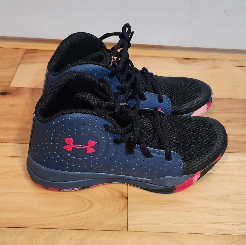 NWOT Under Armour Jet Gray and pink unisex sneakers 5.5Y